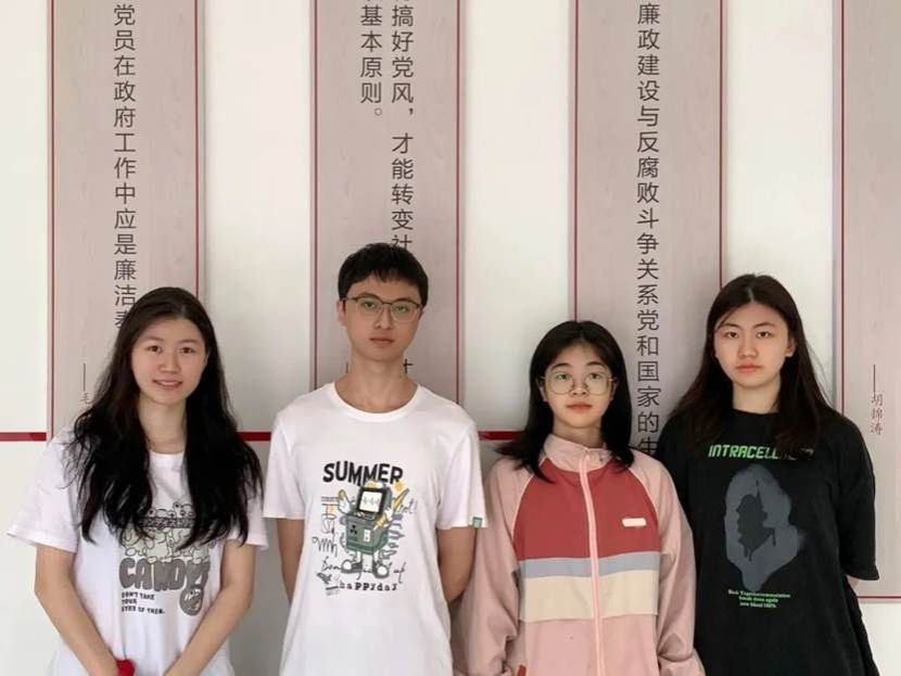 一群人站在一起合影描述已自动生成