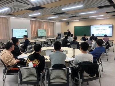 会议室里的人们 描述已自动生成