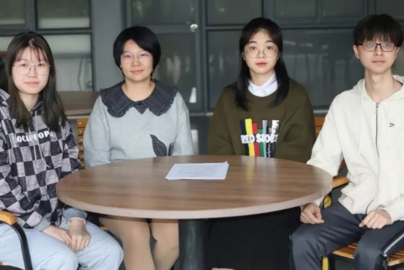 一群人坐在桌子前描述已自动生成