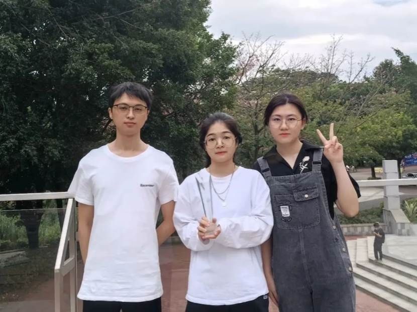 人们站在一起描述已自动生成