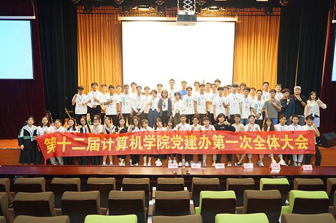 图片包含 室内, 桌子, 建筑, 礼堂 描述已自动生成