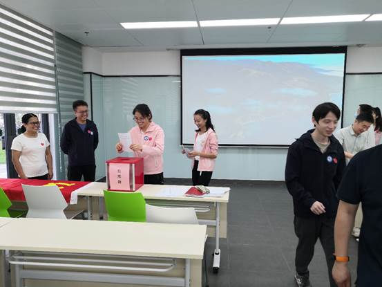 一群人站在柜台前 描述已自动生成